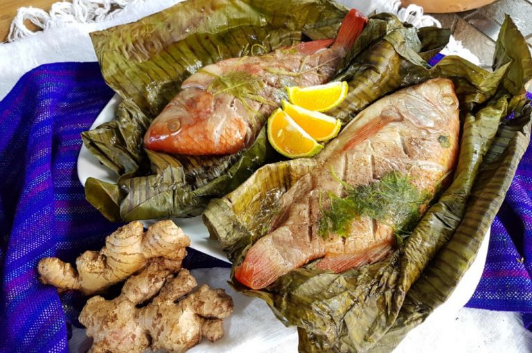 Bocachico asado en hojas de plátano